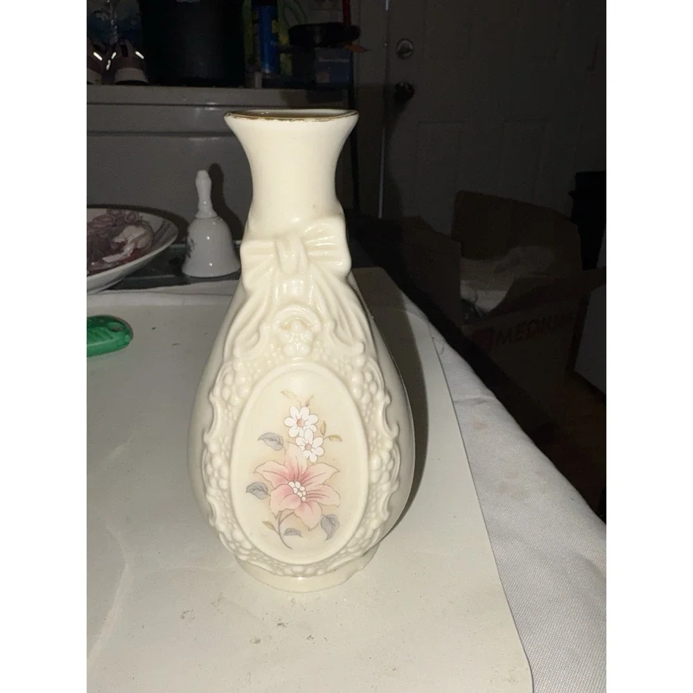 Royal Heritage Collection Vintage The Cameo Ribbon Vase